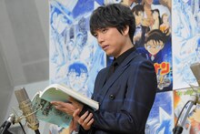 アフレコに挑戦する山崎育三郎。