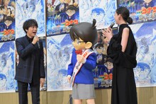 河北麻友子（右）に発声方法を教える山崎育三郎（左）。