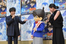 河北麻友子（右）に発声方法を教える山崎育三郎（左）。