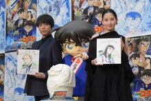 「名探偵コナン 紺青の拳（こんじょうのフィスト）」公開アフレコイベントの様子。左から山崎育三郎、コナン、河北麻友子。