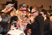 ファンと交流するティム・バートン。