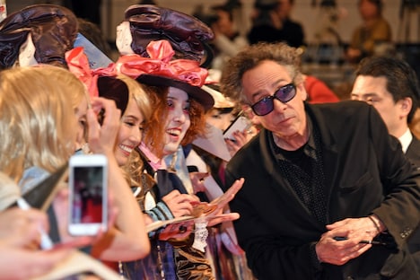 ファンと交流するティム・バートン。