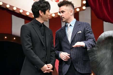 左から雑談をする西島秀俊、コリン・ファレル。