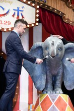 ダンボにマイクを向けるコリン・ファレル。