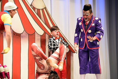 サーカス団のパフォーマンス。