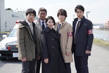 左から重岡大毅、宍戸開、二階堂ふみ、亀梨和也、中林大樹。