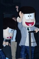 左から18歳のカラ松、おそ松。