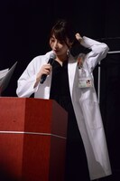 白衣を着る宇垣美里。