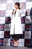 白衣を来た宇垣美里。