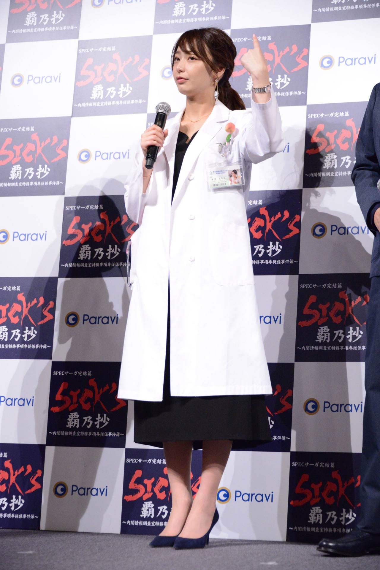 白衣を来た宇垣美里。