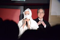 「水金地火木土天海海ー！」と唱えながら入場する山口紗弥加（手前）と佐野史郎（奥）。