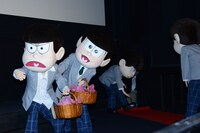 叶美香を迎える準備に勤しむ6つ子の様子。