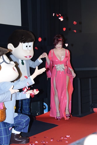 おそ松にエスコートされる叶美香。