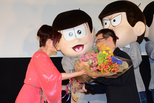 叶美香から花束を受け取る藤田陽一監督。