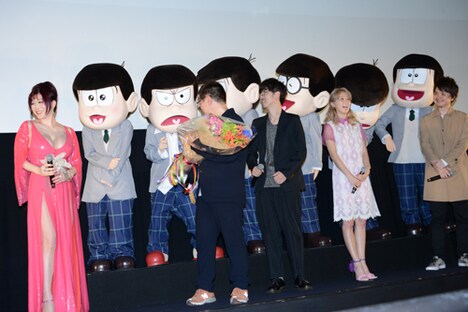 「えいがのおそ松さん」初日舞台挨拶の様子。