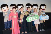 後列左よりトド松、十四松、一松、チョロ松、カラ松、おそ松、前列左より叶美香、藤田陽一監督、櫻井孝宏、Dream Ami、松原秀。