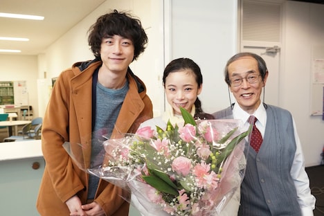 左から坂口健太郎、趣里、志賀廣太郎。