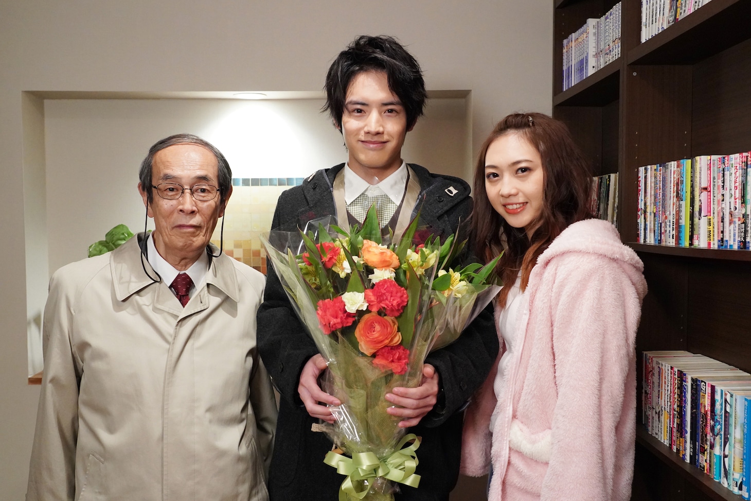 左から志賀廣太郎、赤楚衛二、木崎ゆりあ。