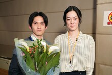 左から中島広稀、市川実日子。