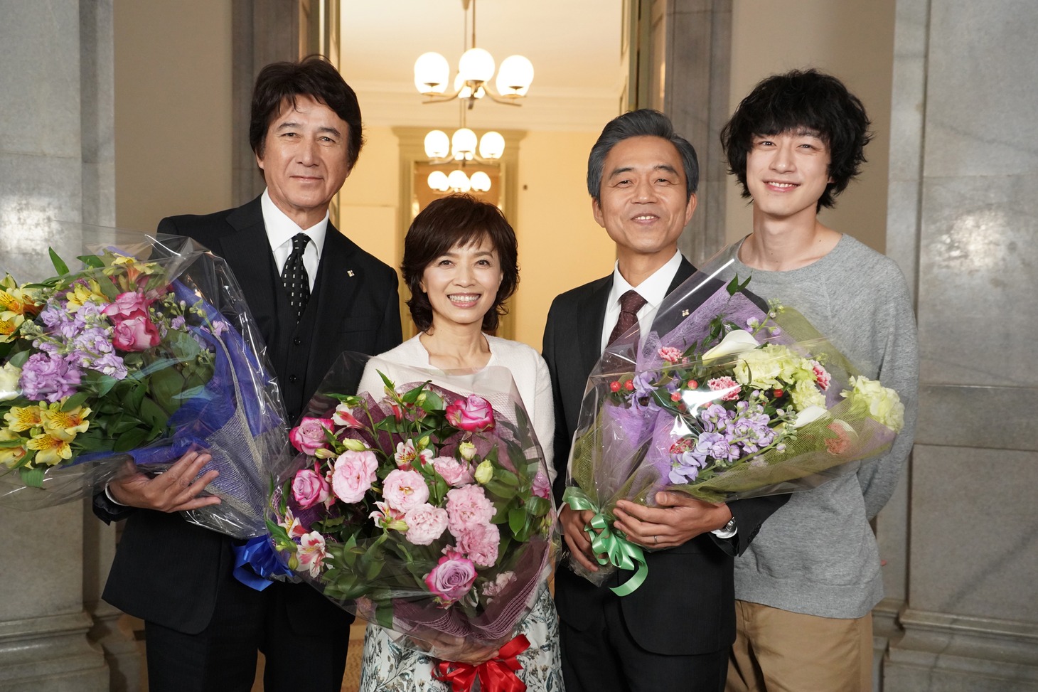 左から草刈正雄、榊原郁恵、小市慢太郎、坂口健太郎。