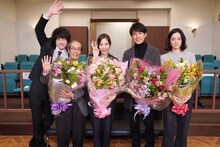 左から坂口健太郎、志賀廣太郎、川口春奈、藤木直人、市川実日子。