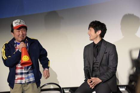 左から木村ひさし、西島秀俊。