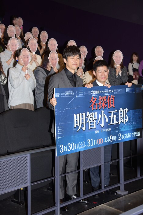 左から西島秀俊、伊藤淳史。