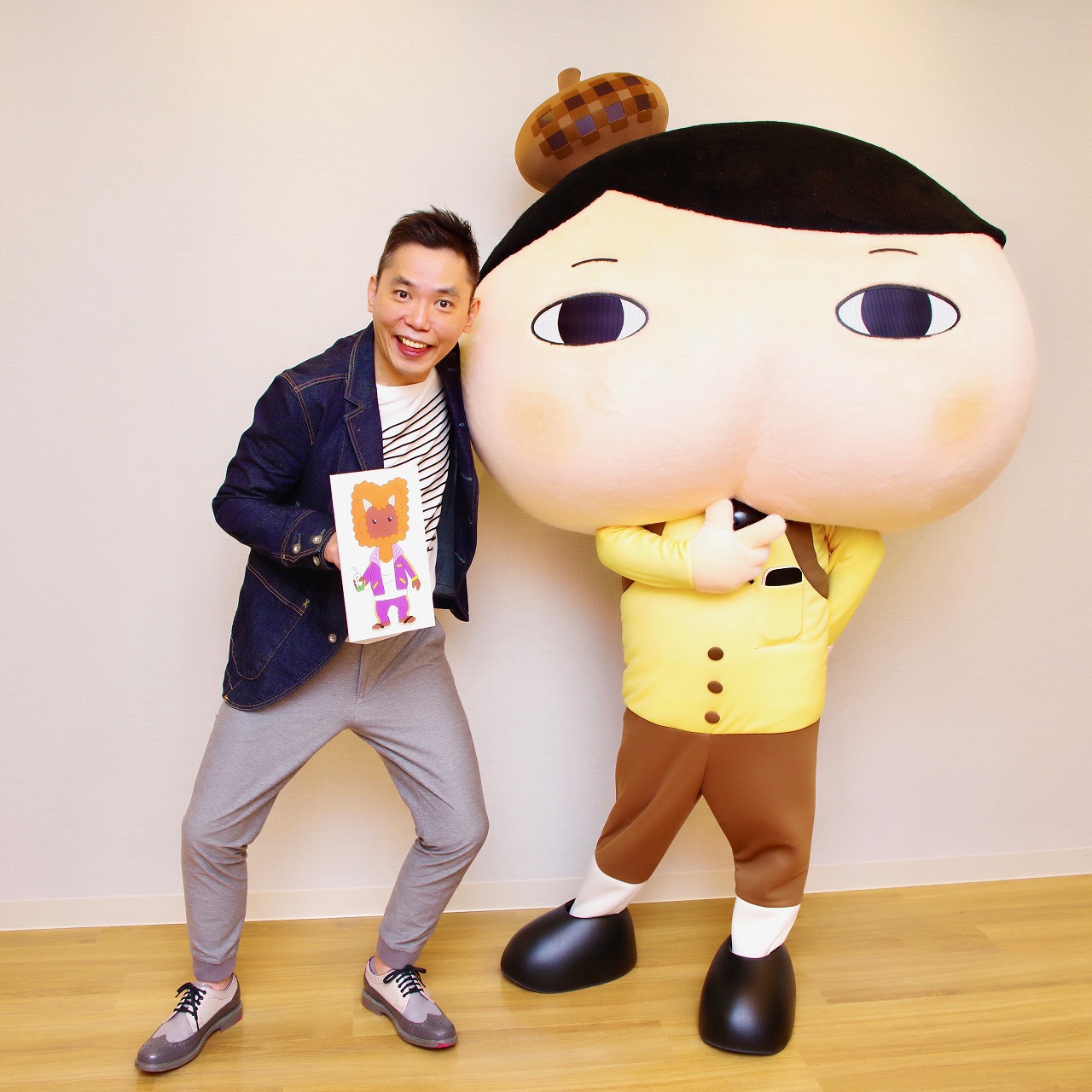 左から太田光、おしりたんてい。太田が持っているのがアルパチのイラスト。(c)Troll/POPLAR (c)2019東映まんがまつり製作委員会