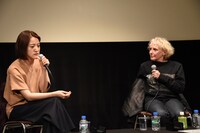 左から朝倉加葉子、クレール・ドゥニ。