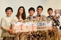 「まく子」公開記念舞台挨拶の様子。左から鶴岡慧子、新音、山崎光、草なぎ剛、須藤理彩。