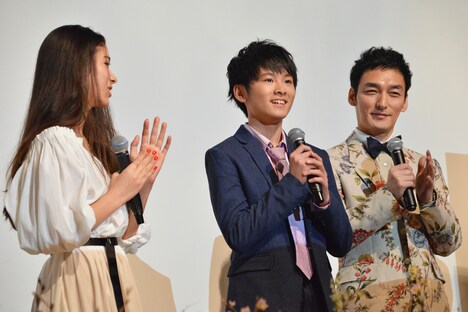 山崎光（中央）の中学卒業を祝福する新音（左）、草なぎ剛（左）。