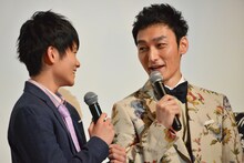 左から山崎光、草なぎ剛。