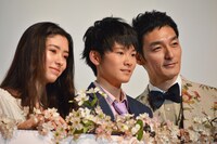 左から新音、山崎光、草なぎ剛。