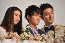 左から新音、山崎光、草なぎ剛。