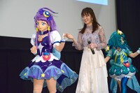 左からキュアセレーネ、小松未可子。
