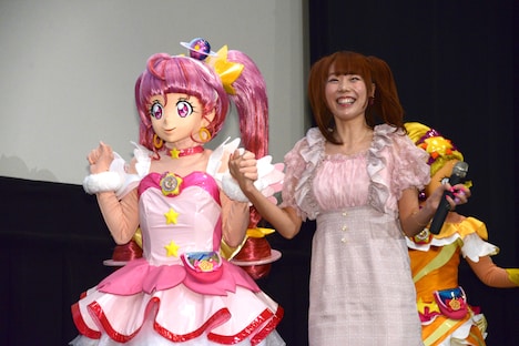 左からキュアスター、成瀬瑛美。