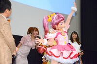 名乗りを上げるキュアスター（右）と成瀬瑛美（左）。