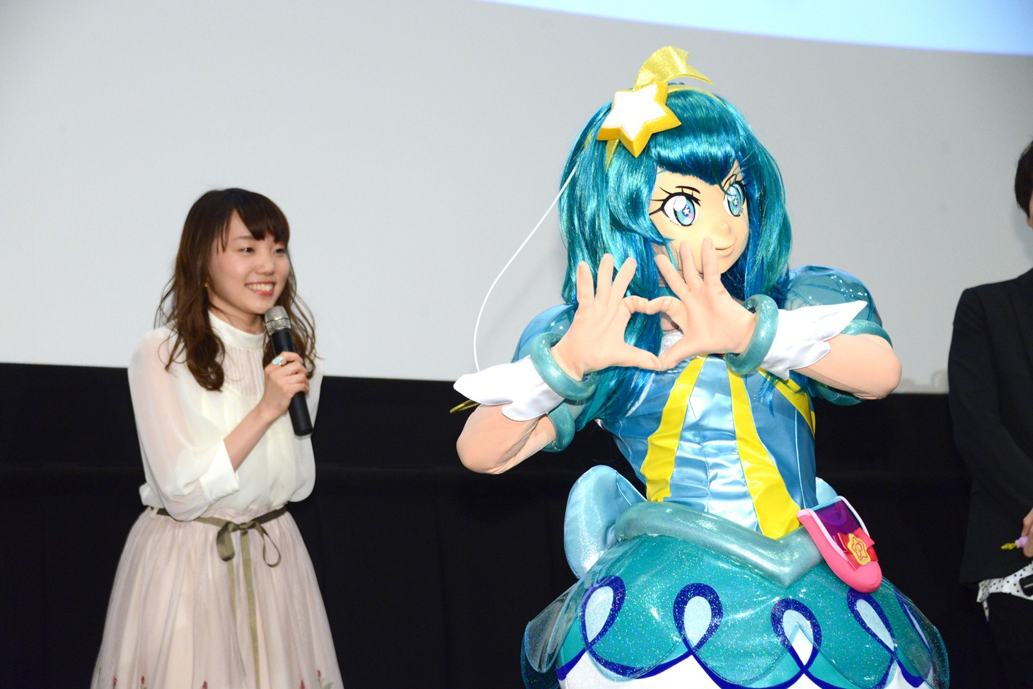 名乗りを上げるキュアミルキー（右）と小原好美（左）。