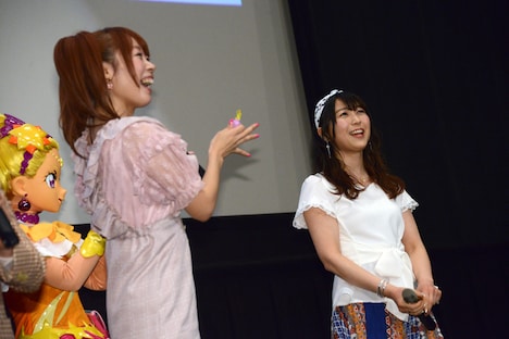 左から成瀬瑛美、安野希世乃。