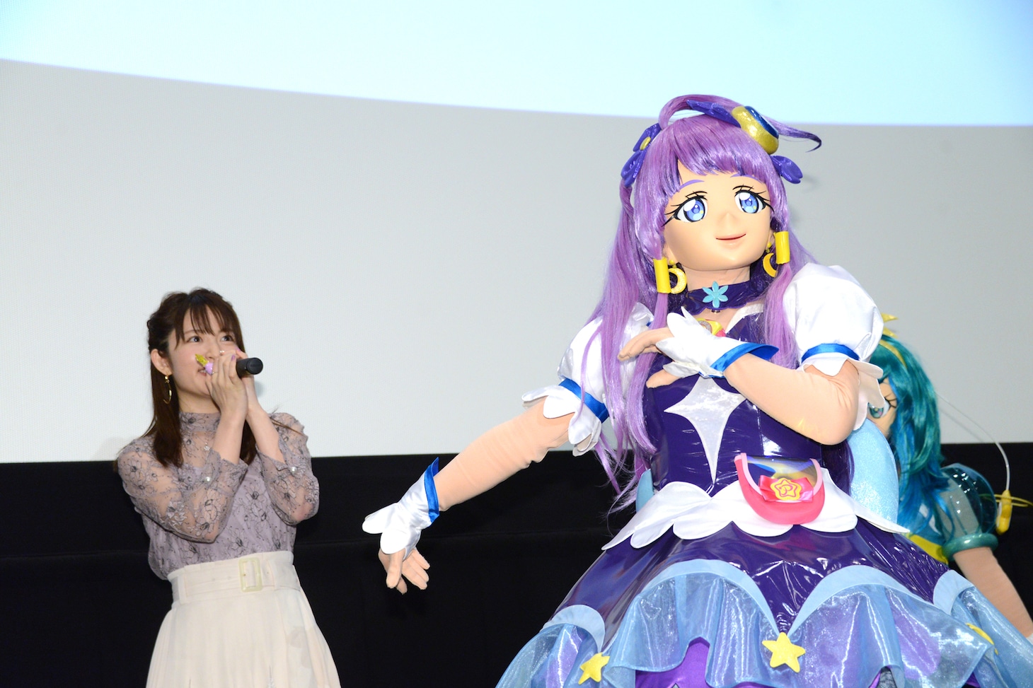 名乗りを上げるキュアセレーネ（右）と小松未可子（左）。
