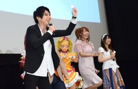 ミラクルライトを客席の子供に向けて振る梶裕貴（左）。