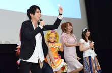 ミラクルライトを客席の子供に向けて振る梶裕貴（左）。