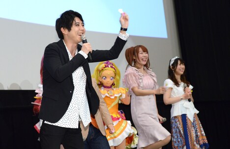 ミラクルライトを客席の子供に向けて振る梶裕貴（左）。