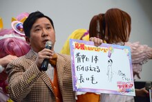 応援したいものをイラスト付きで説明する田中裕二。