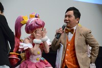 指の間から田中裕二（右）を凝視するキュアスター。