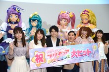 「映画プリキュアミラクルユニバース」初日舞台挨拶の様子。前列左から小松未可子、小原好美、梶裕貴、田中裕二、成瀬瑛美、安野希世乃。後列左からキュアセレーネ、キュアミルキー、キュアスター、キュアソレイユ。