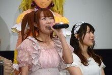 左から成瀬瑛美、安野希世乃。