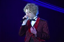 「氷の世界」を歌唱する伊藤あさひ。