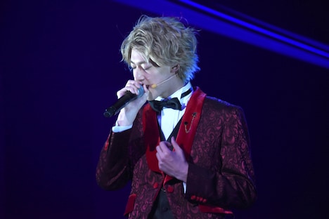 「氷の世界」を歌唱する伊藤あさひ。