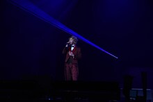 「氷の世界」を歌唱する伊藤あさひ。